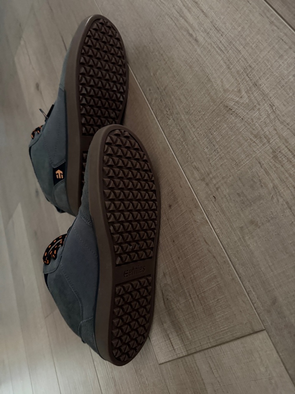 Etnies Men’s Gray Low-Top Sneakers with Black & Orange Laces - Picture 3 of 4